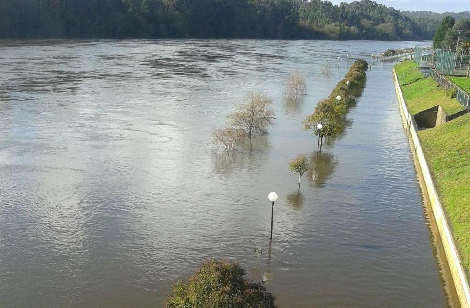 El Miño engulló el Paseo de A Canuda, en Salvaterra; El Tea destrozó la senda por Mondariz.
