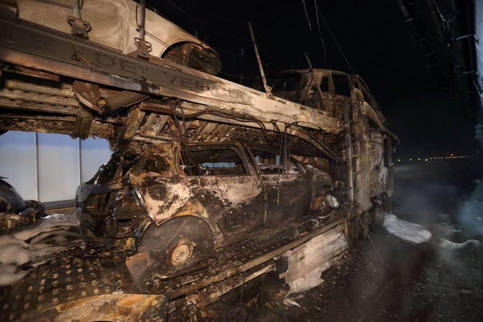 Así ha quedado el camión portacoches incendiado en A Cañiza 7