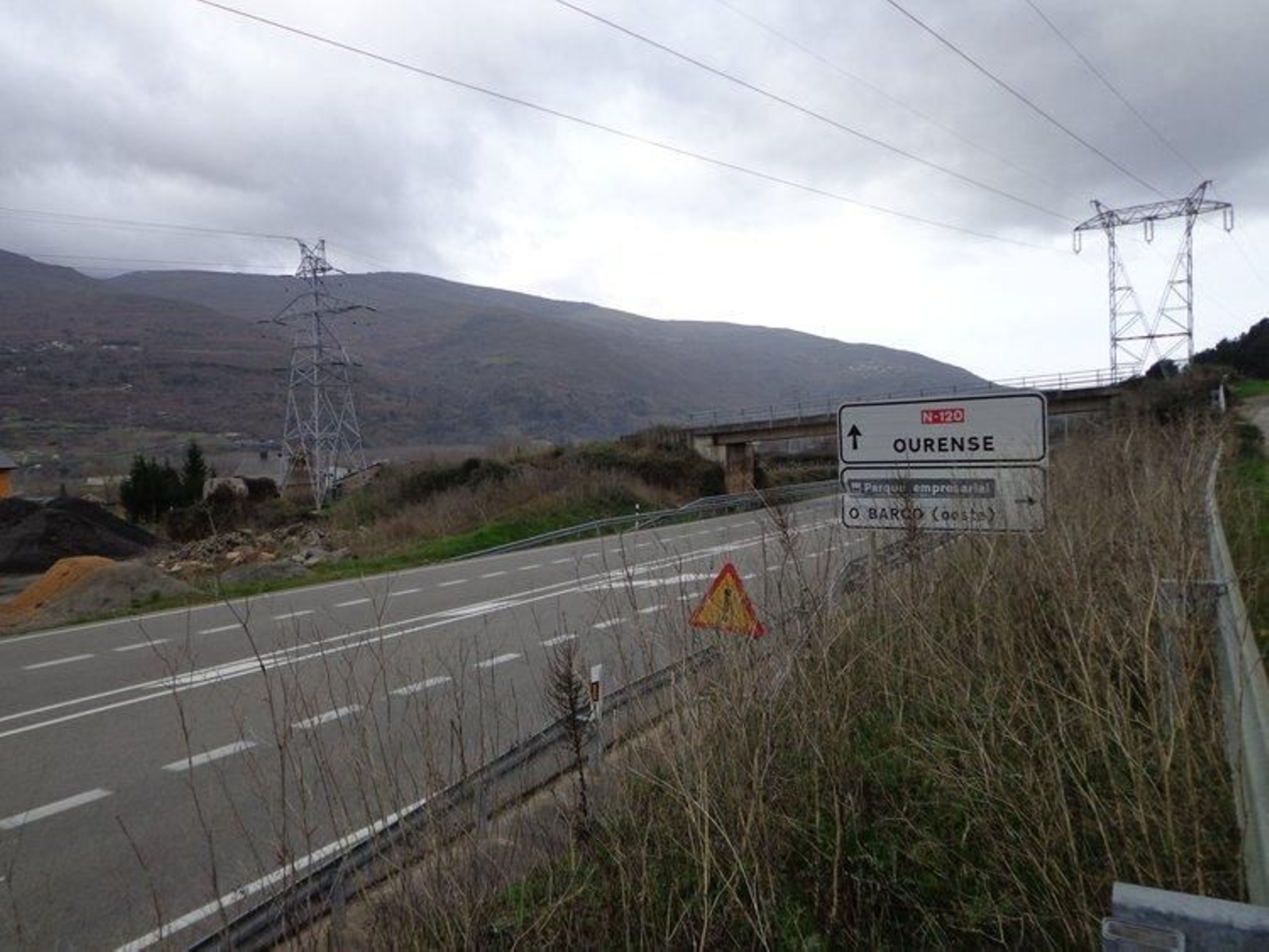La autovía seguirá un trazado muy similar a la N-120, en la imagen a su paso por O Barco (J.C.)