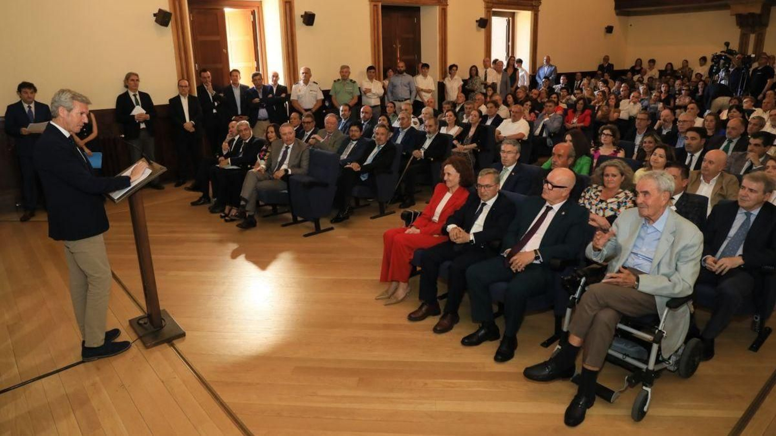 Alfonso Rueda toma la palabra durante el acto inaugural.