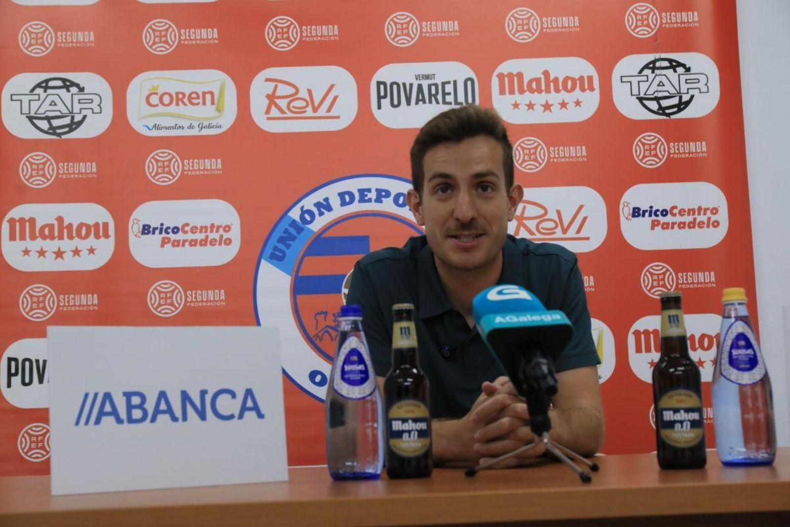 Juan Carballo, nuevo entrenador de la UD Ourense, en el estadio de O Couto.