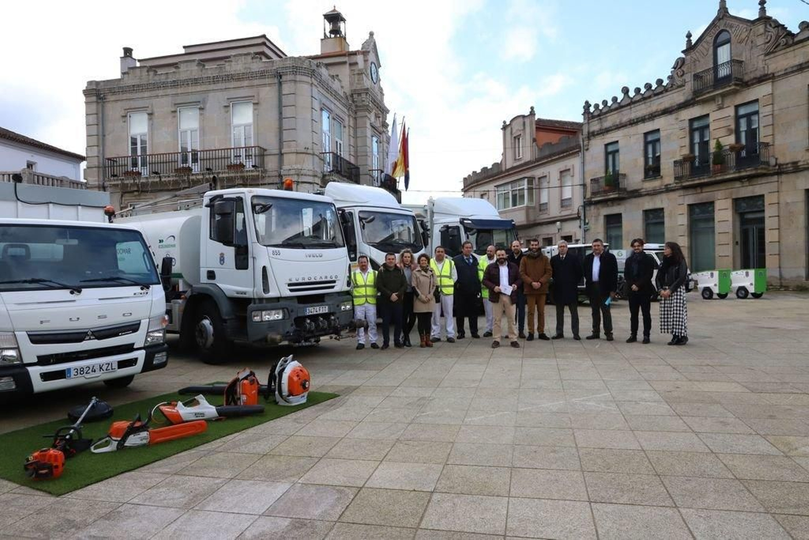 Representantes del gobierno local, de la concesionaria Ecogondomar y operarios del servicio, ayer en la presentación.