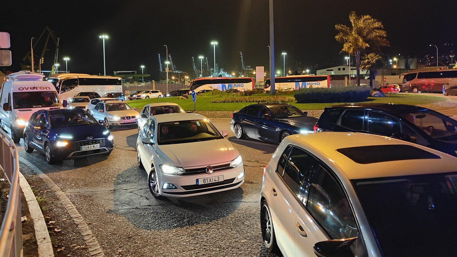 Coches y autobuses en Areal retenidos en el entorno de 'la paellera'. // Jorge Santomé