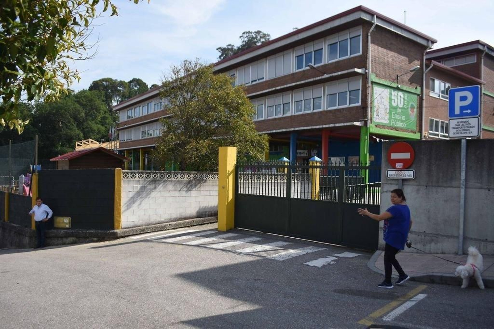 Varias familias del colegio Canicouva defienden el nuevo sistema de acceso.