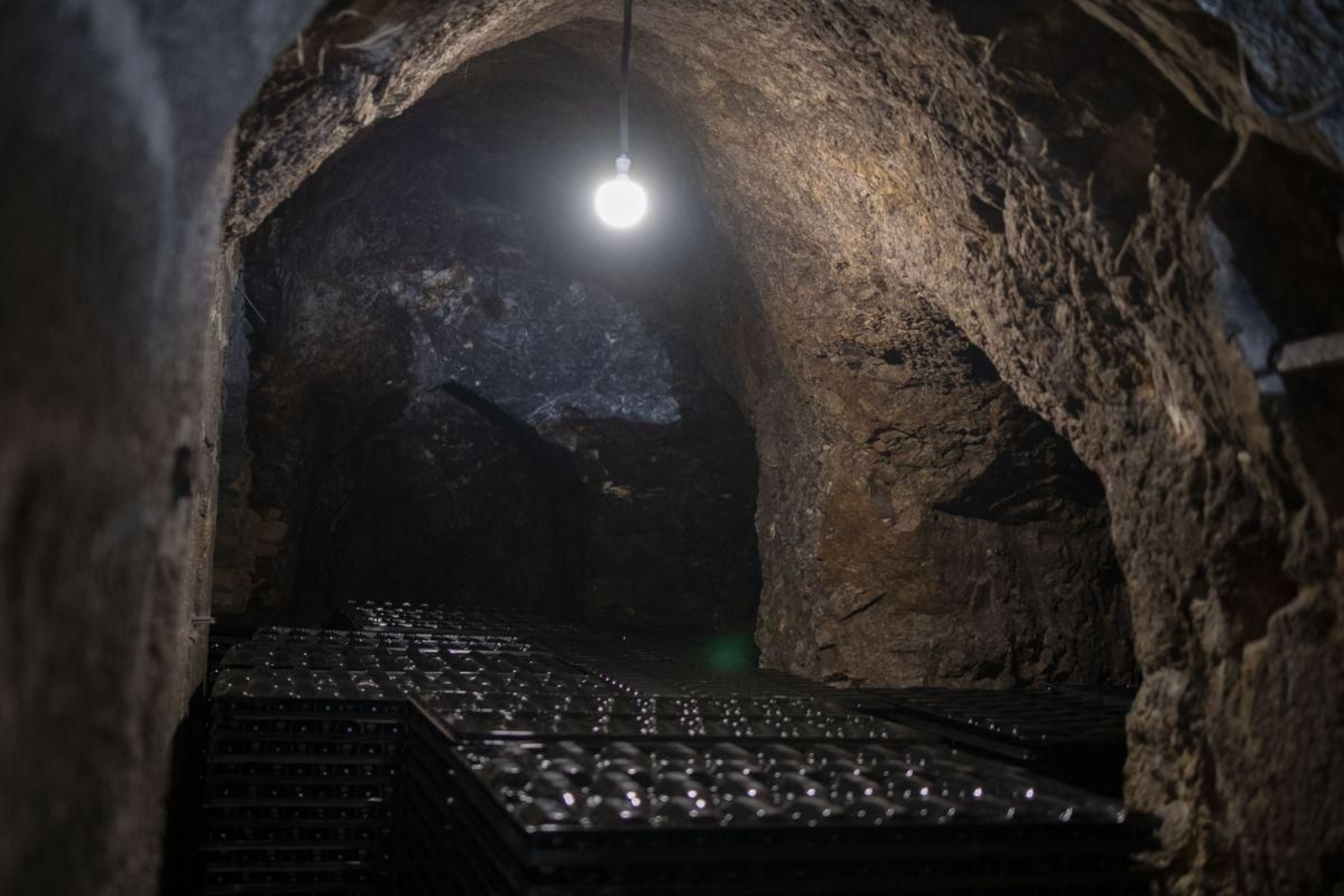 Bodega en una cueva de Seadur, en Larouco.