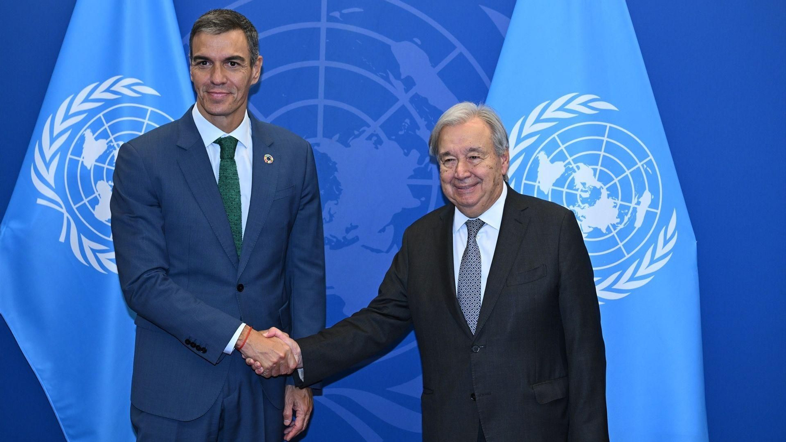 El presidente del Gobierno, Pedro Sánchez (i), durante una reunión bilateral con el Secretario General de la ONU, Antonio Guterres (d).