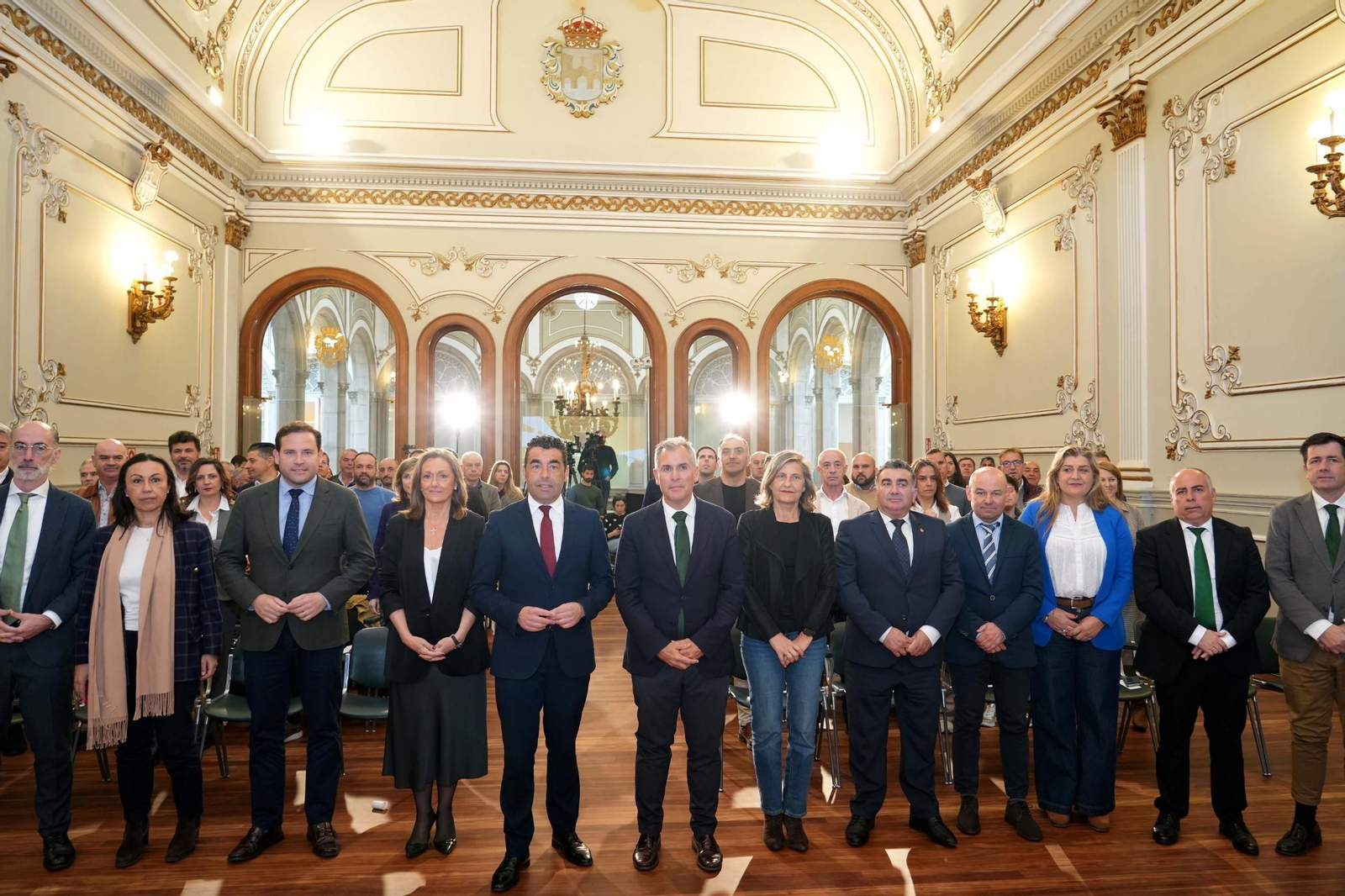 El Gobierno provincial al completo con alcaldes en la presentación del Vía Depo en el Pazo de Pontevedra.
