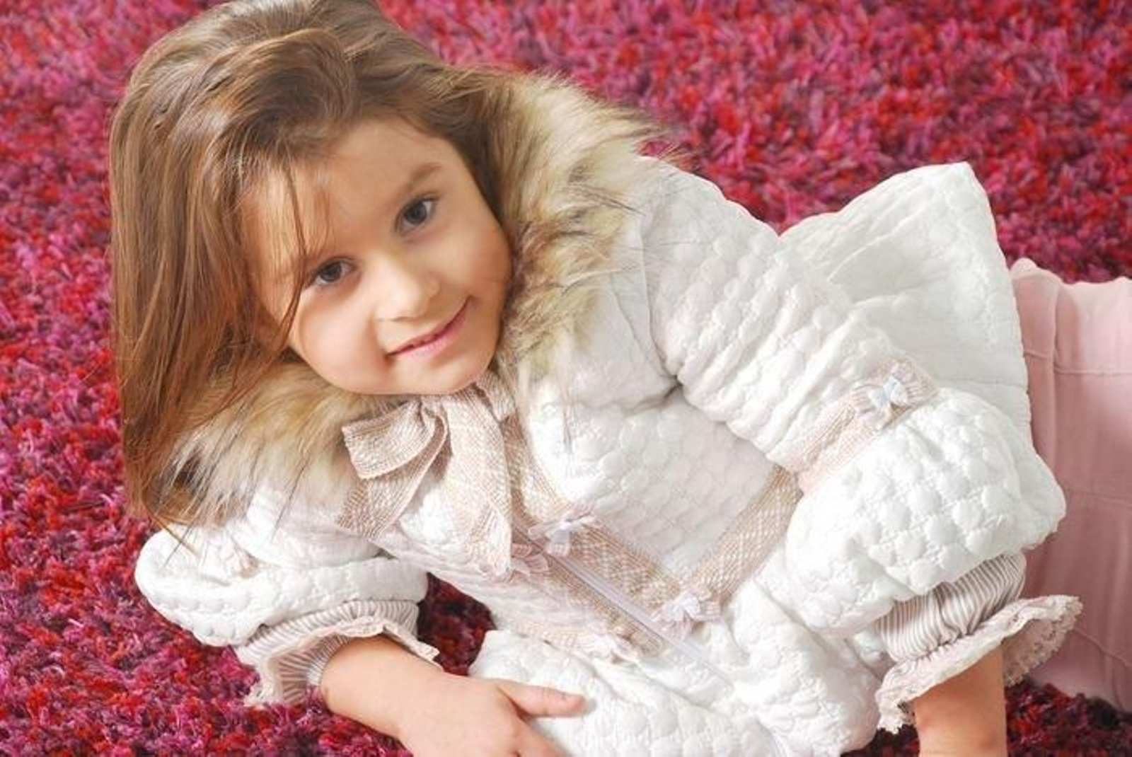 Una niña modelo posando con una de las prendas de la próxima colección de la firma Kauli Moda Infantil.