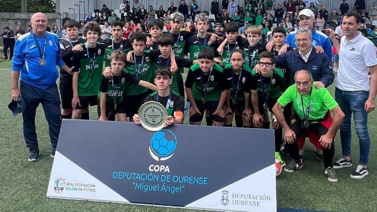 Uno de los jóvenes conjuntos del CD Pereiro, con su trofeo como finalista de la Copa Diputación.