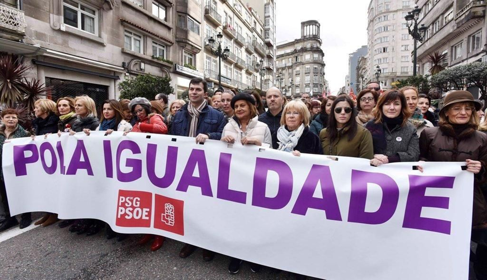 La marcha feminista recorre las calles de Vigo 41