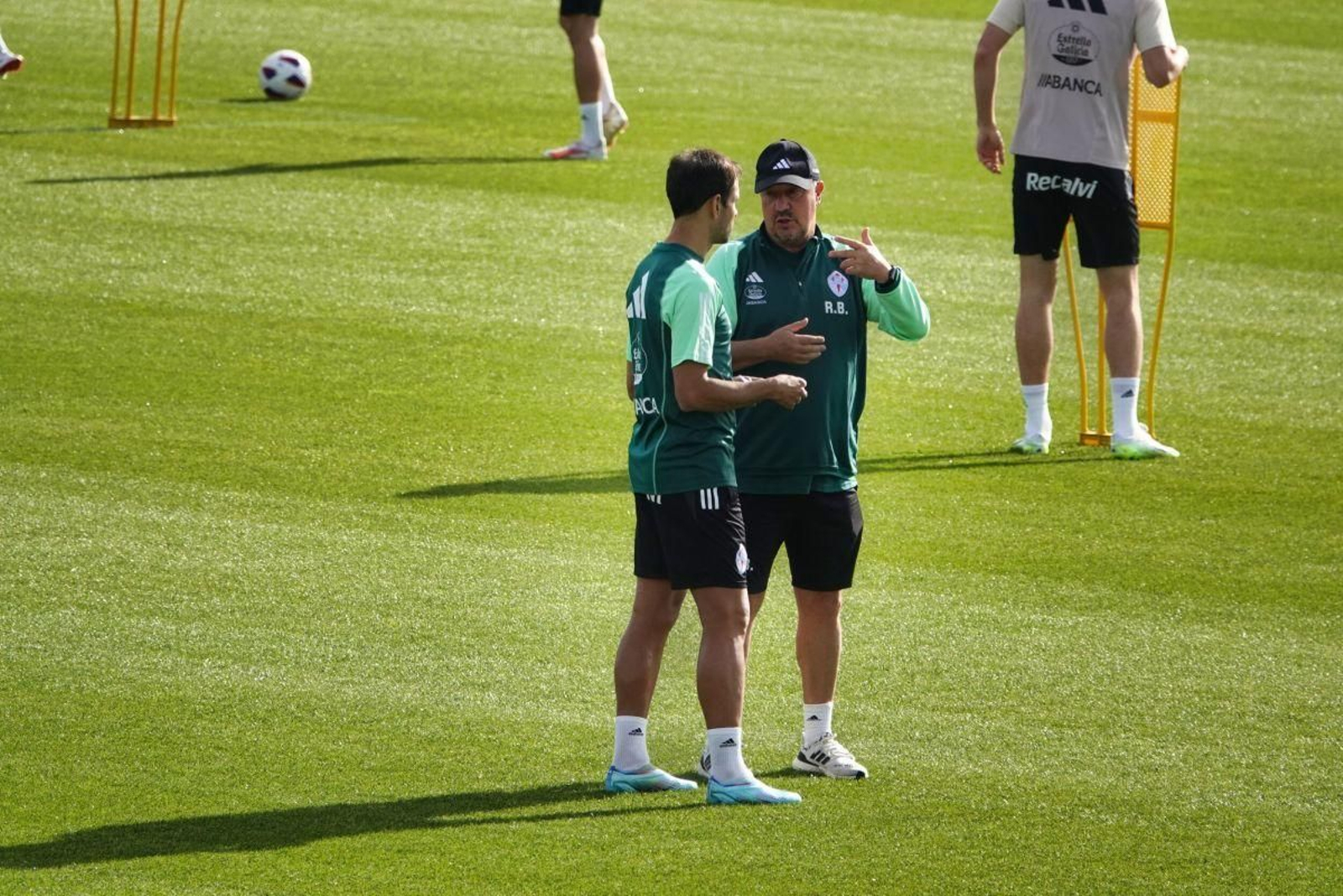 Rafa Benítez conversa con Borja Oubiña durante el entrenamiento de ayer en la ciudad deportiva de Mos.