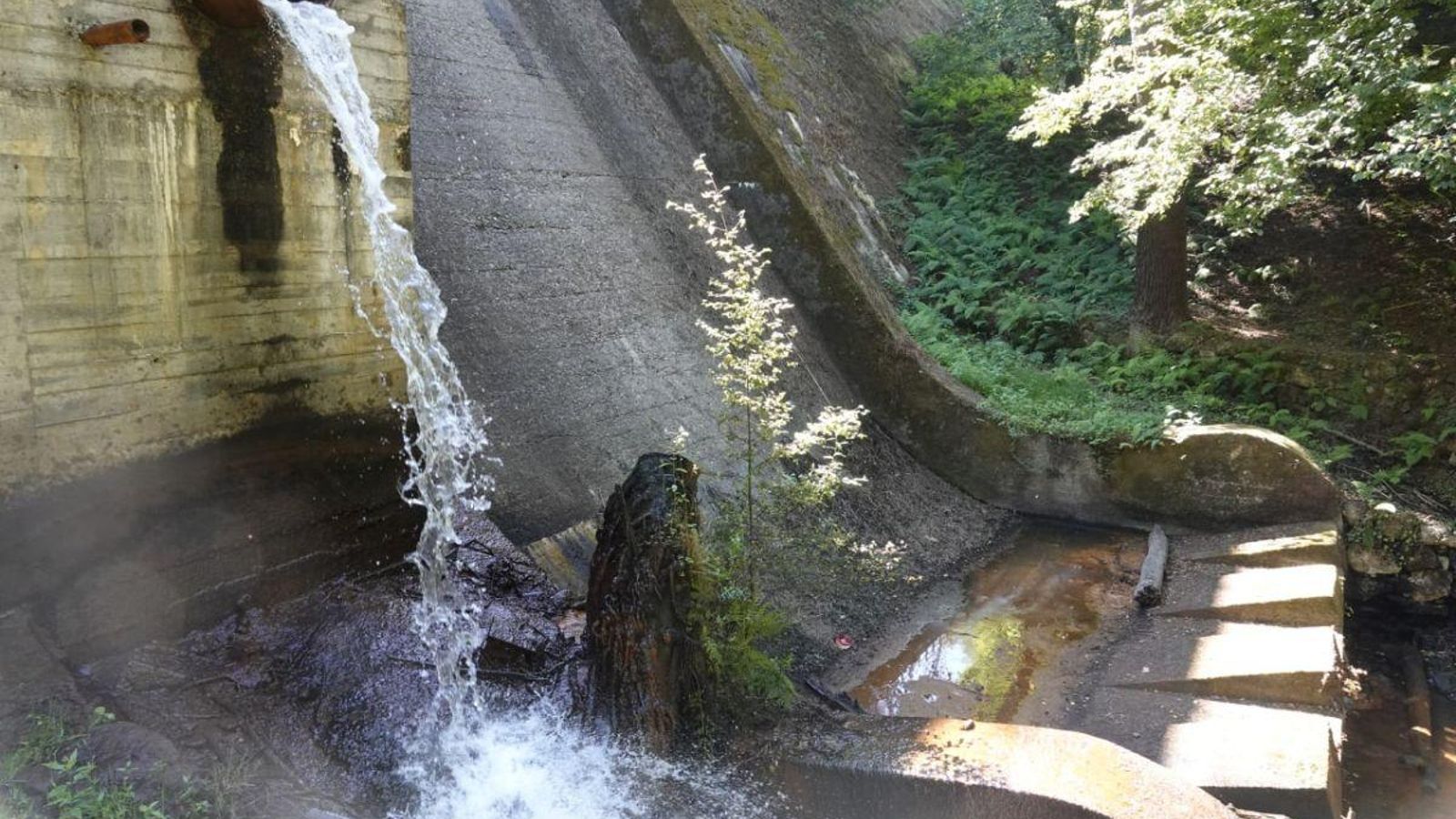 La salida de agua de Zamáns, el mínimo equivalente al caudal ecológico del río.