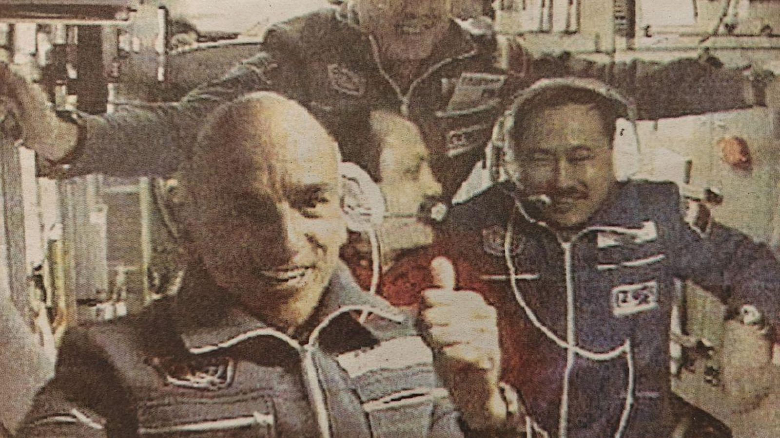 Denis Tito, junto a los astronautas de la Estación Espacial Internacional.