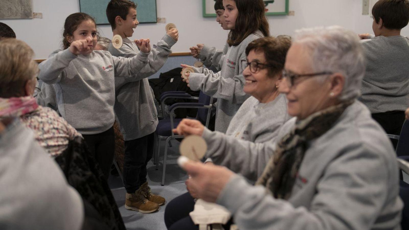 El juguete tradicional gallego: zoadeira, fue repartido entre niños y mayores.