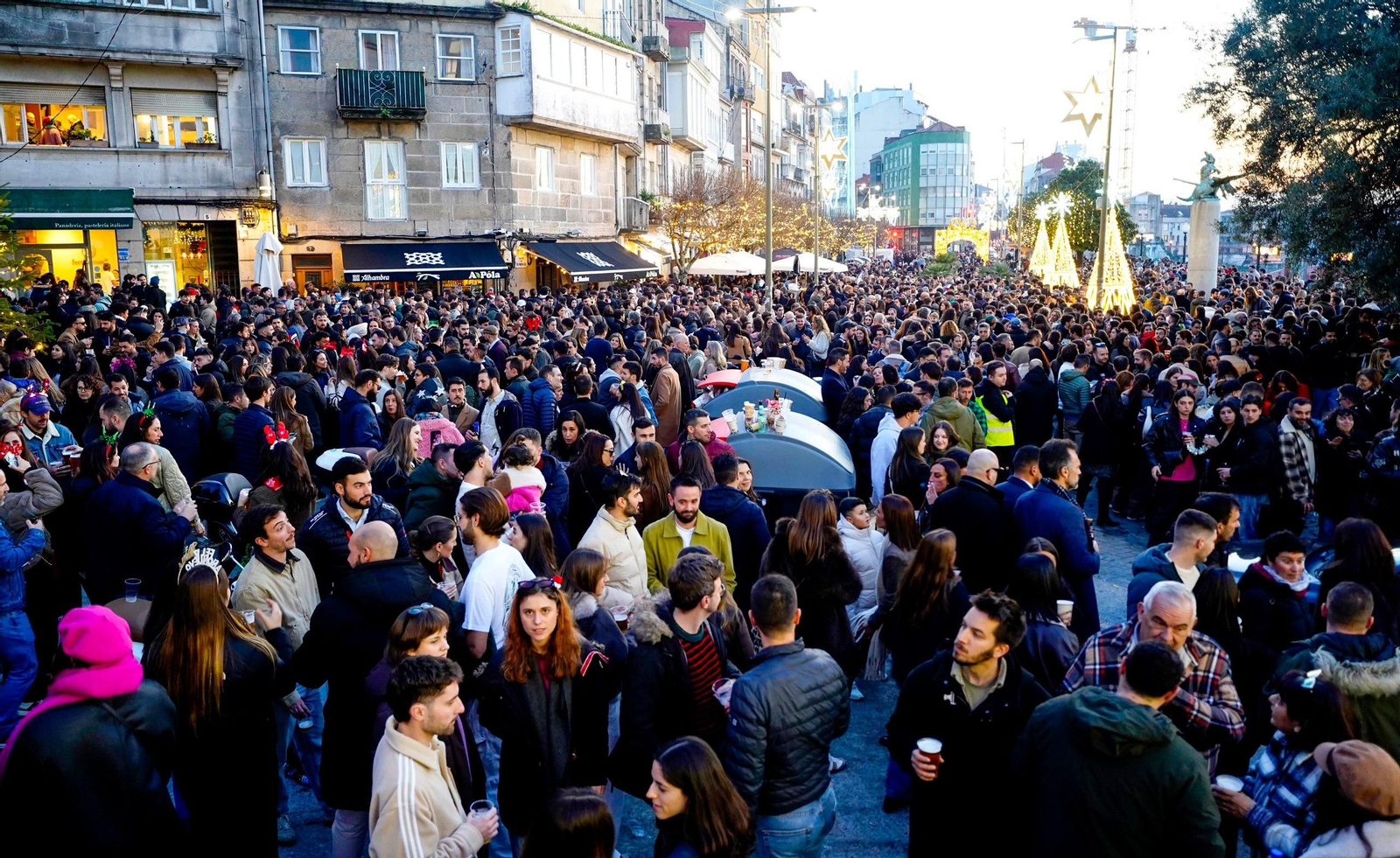Galería | La Tardevieja llena de gente el centro de Vigo