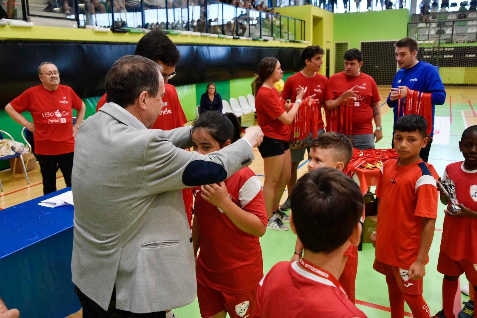 Abel Caballero entrega las medallas.