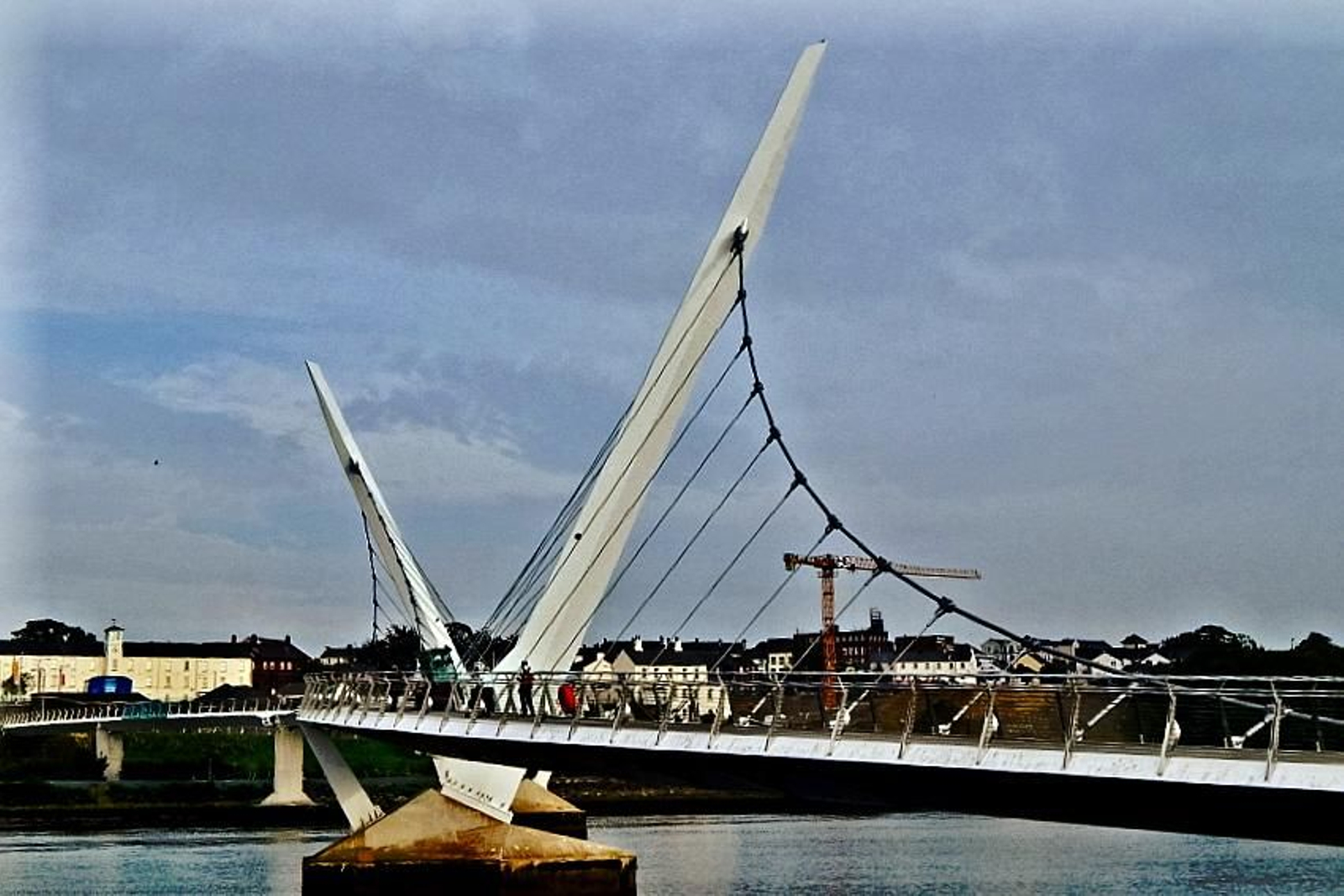 El Peace Bridge sobre el río Foyle, en Derry/Londonderry