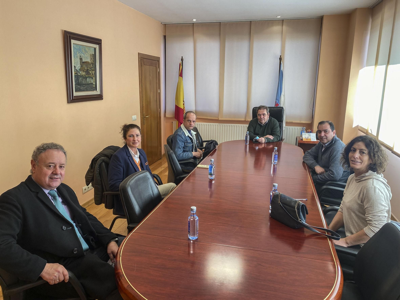 O alcalde acompañado dos representantes dos supermercados na casa consistorial.