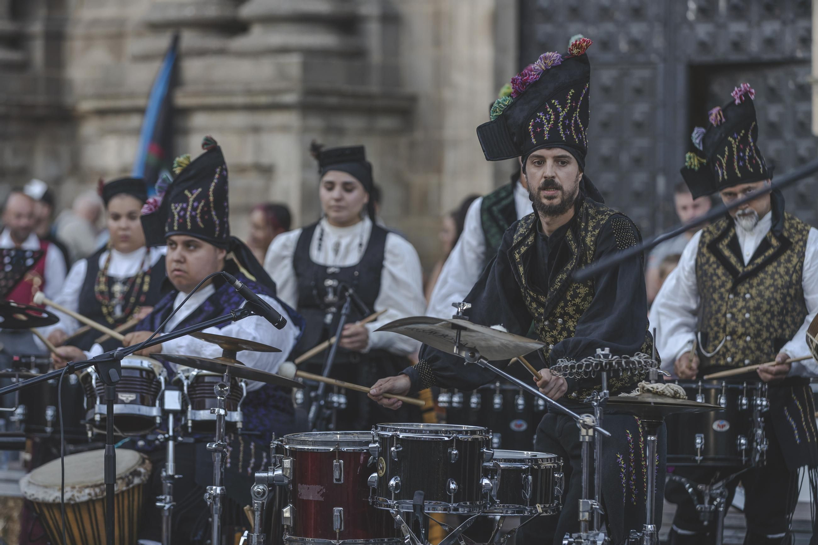 Galería |  Lembranza Ibérica llenó de música las calles de Celanova