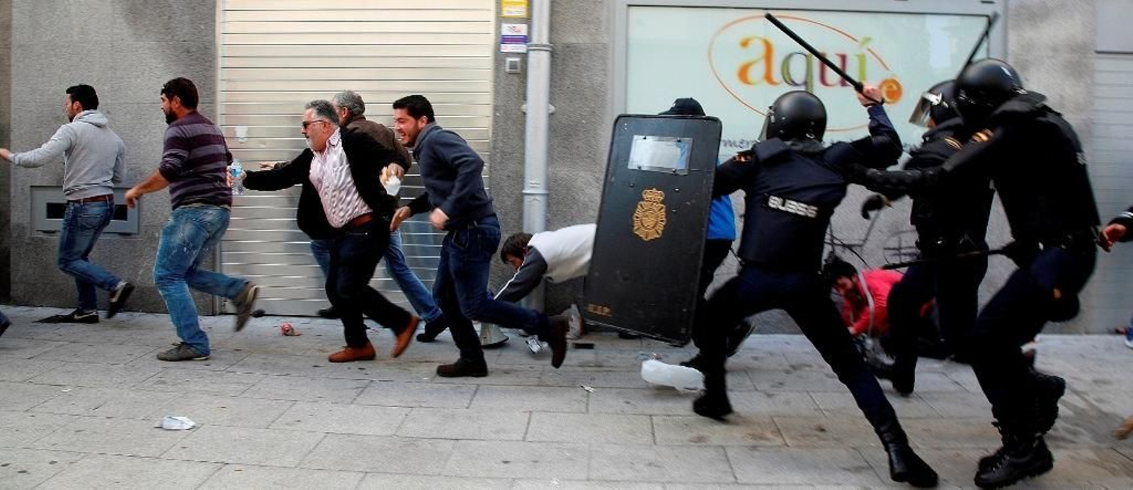 La Policía cargó contra los manifestantes de la flota de cerco en las inmediaciones del Parlamento, donde se produjeron graves incidentes.