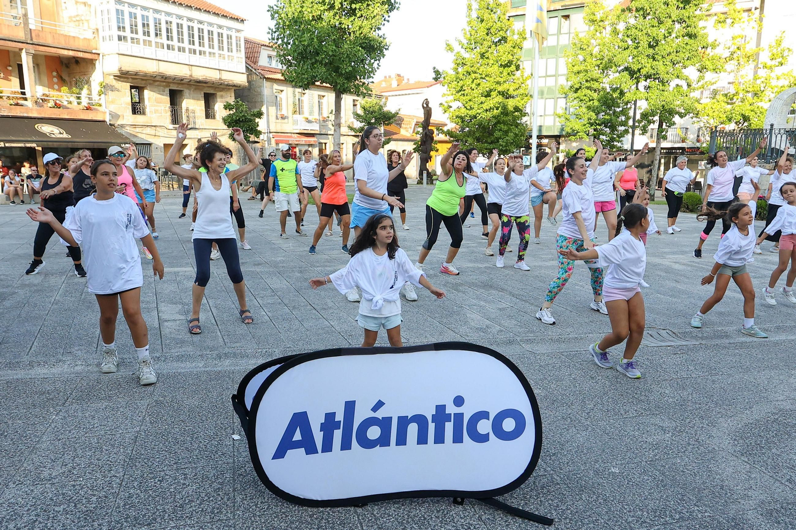 Galería | Un centenar de personas se activan con la sesión de zumba de +Deporte Atlántico