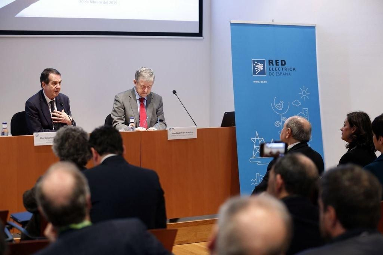 Abel Caballero y Juan José Prieto, durante la presentación de la guía ayer en Bilbao.