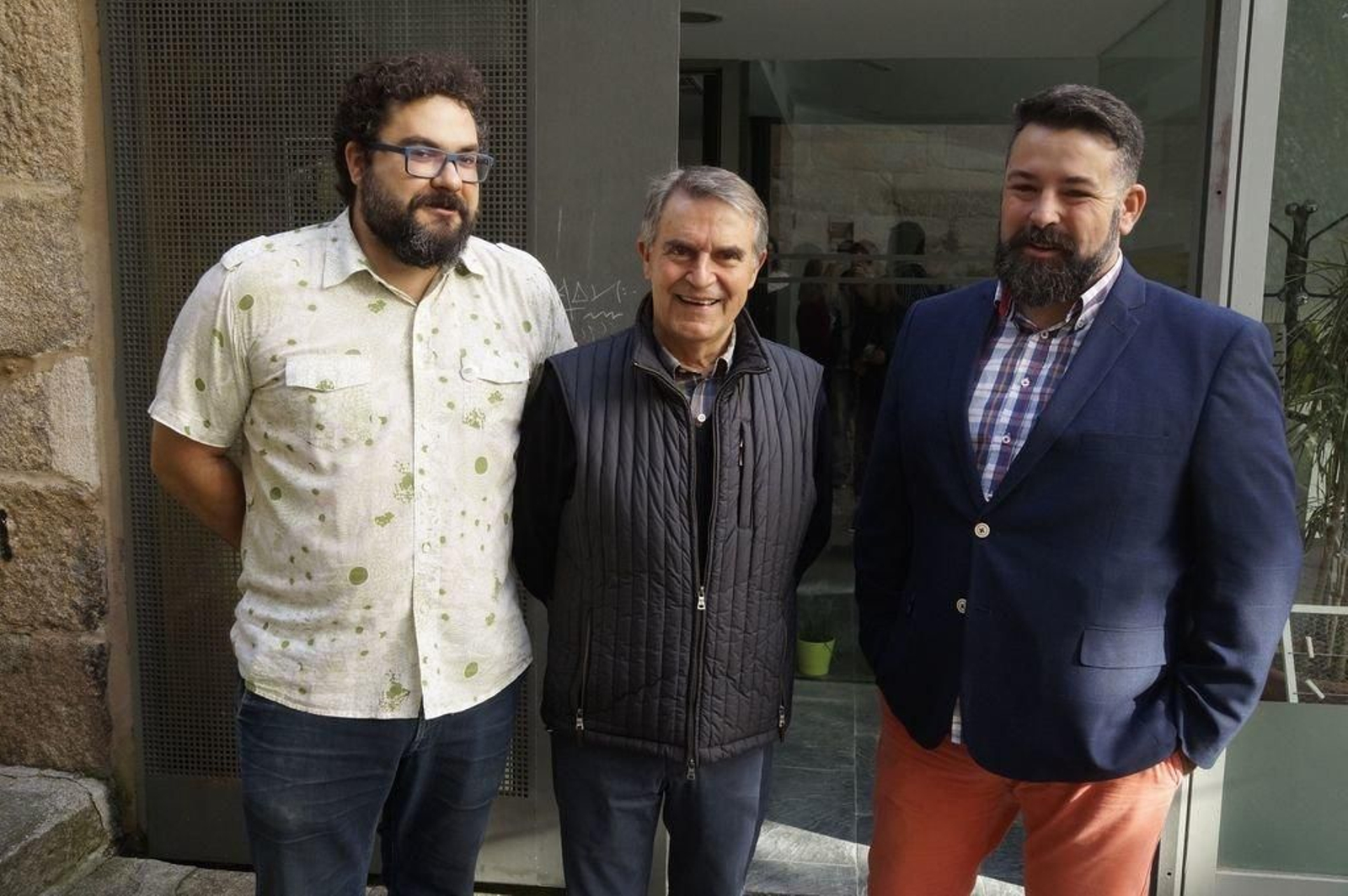 Miguel Barros, en el centro, junto con miembros de la dirección del partido.