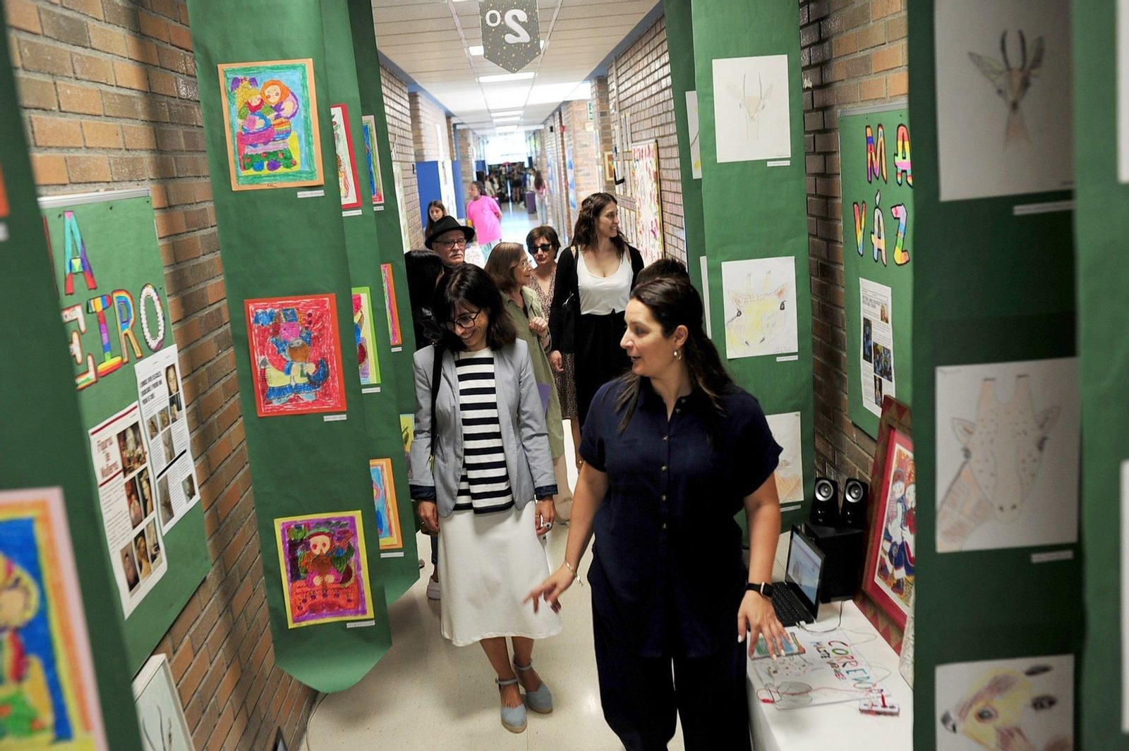 Los pasillos del Irmans Villar llenos de color