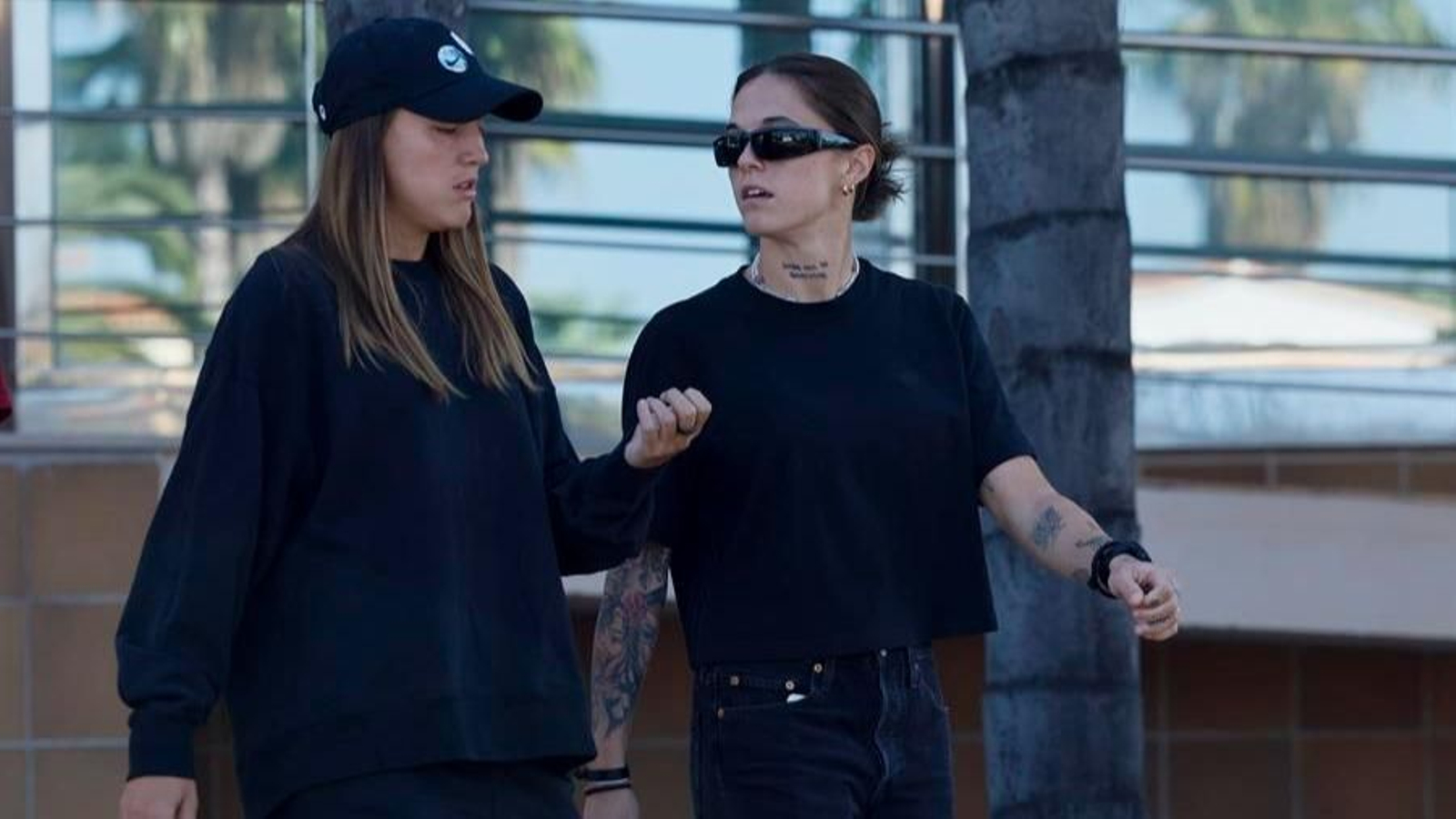 Las internacionales Mapi León (d) y Patri Guijarro abandonan este miércoles la concentración de la selección española (FOTO: EFE).