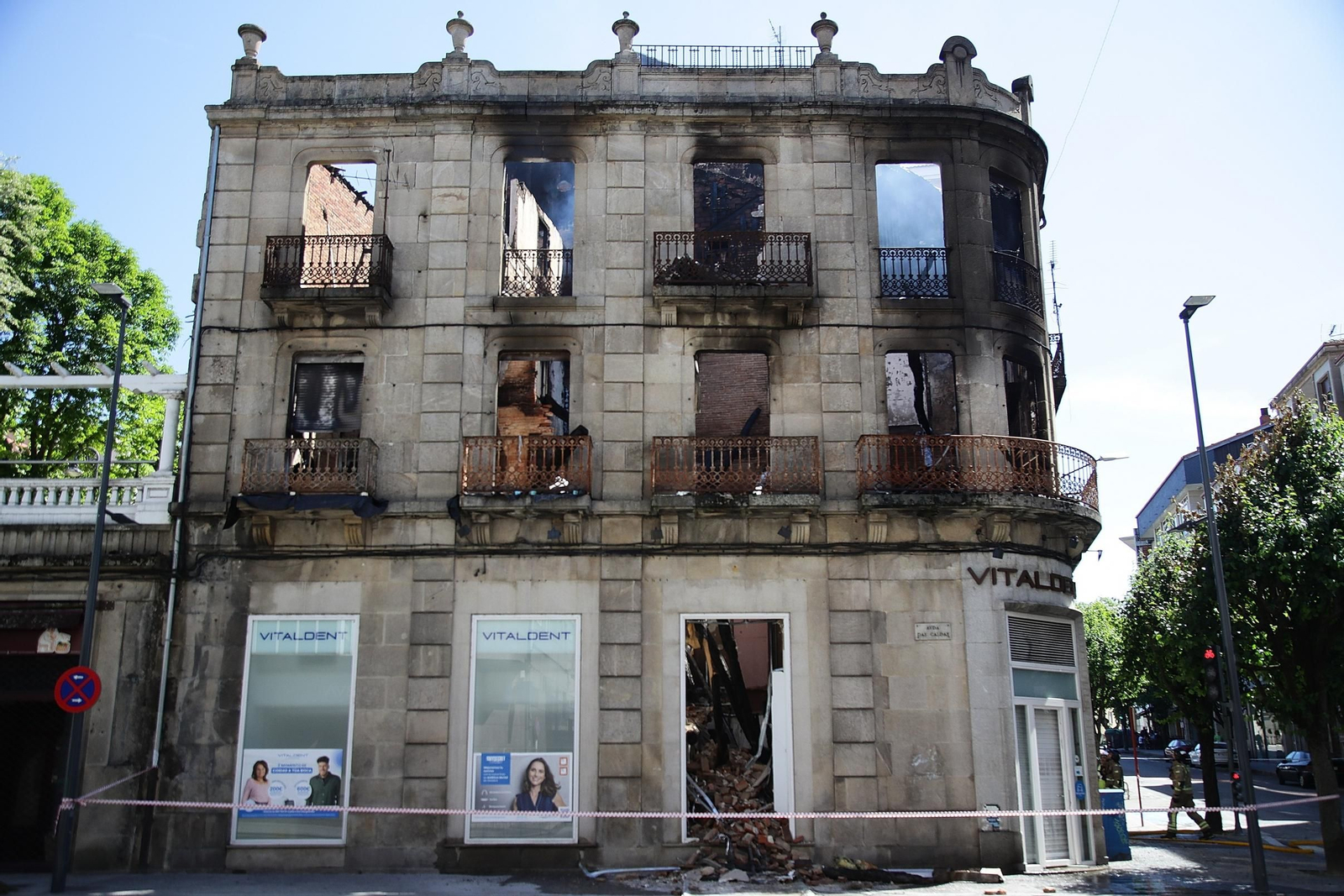 El edificio de A Ponte, con la primera planta colapsada
