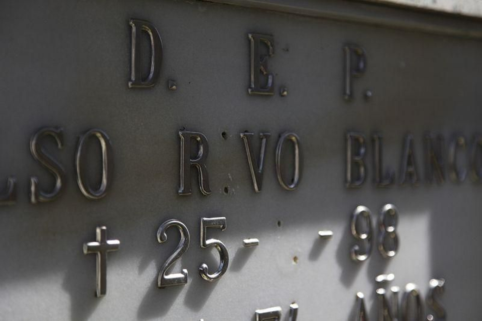 Algunas de las lápidas a las que les "desaparecieron" las letras o números (MIGUEL ÁNGEL)