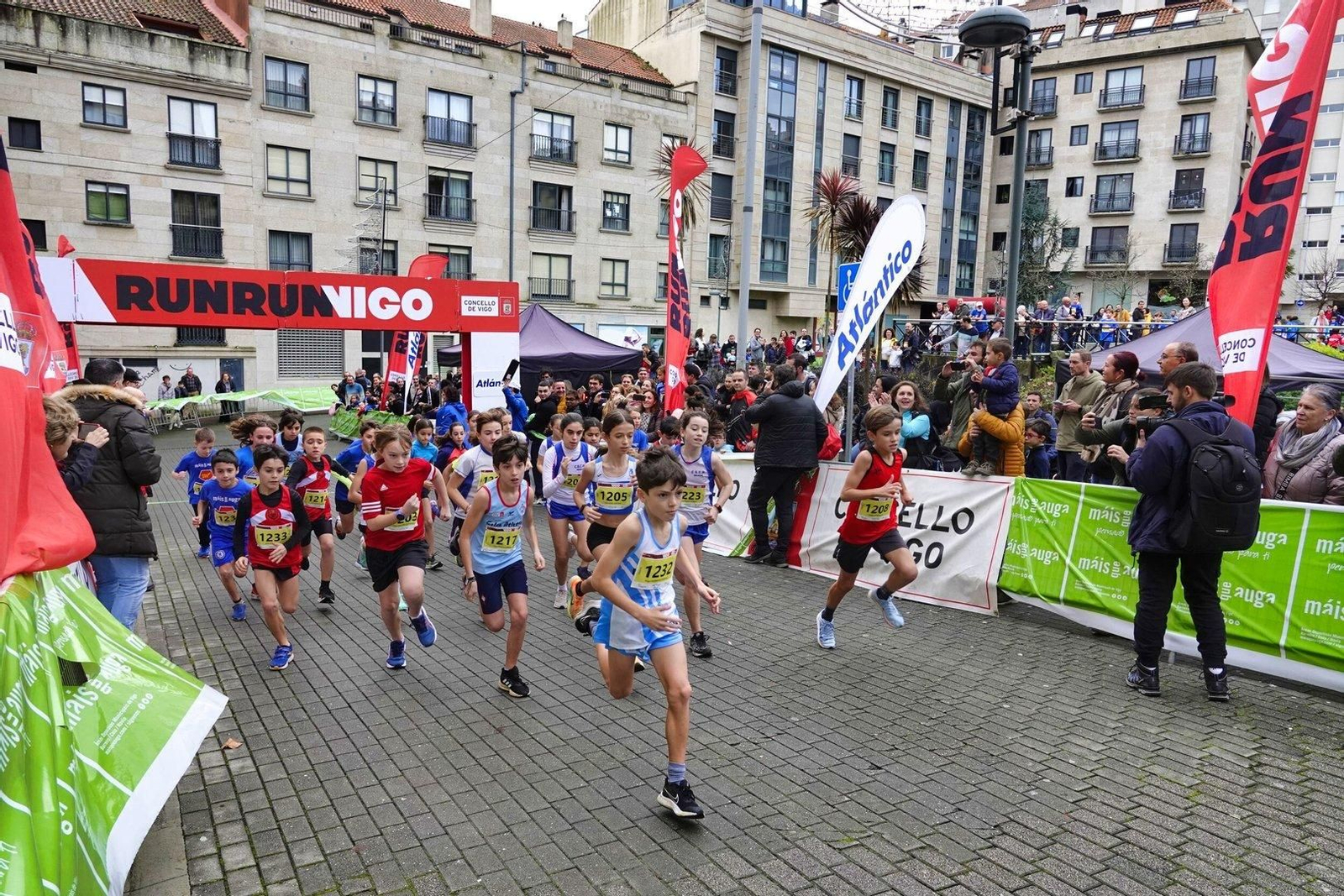 Los más jóvenes en la carrera Vigo+11 en Coia.