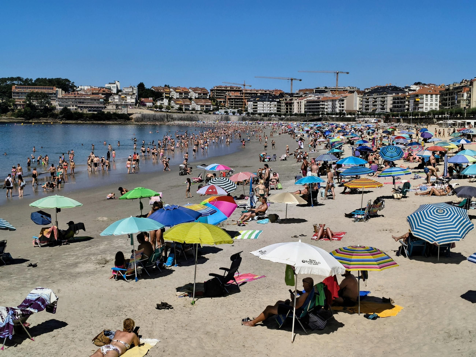 La playa de Silgar, en Sanxenxo, a media mañana de ayer en el primer sábado de julio.