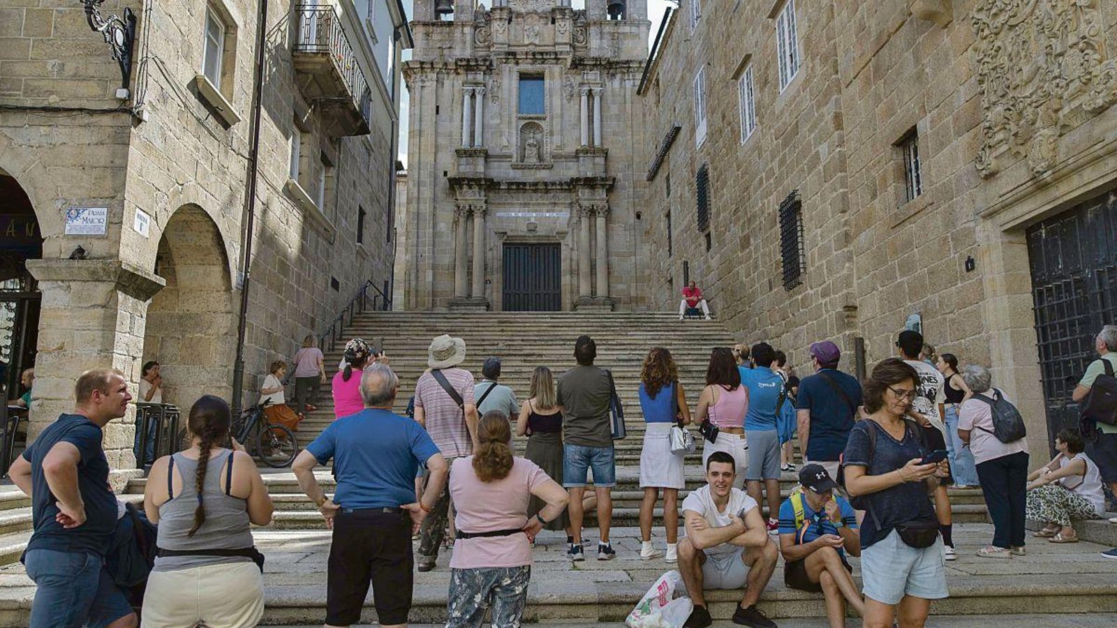 Explicando la arquitectura de la Iglesia Santa María Madre.