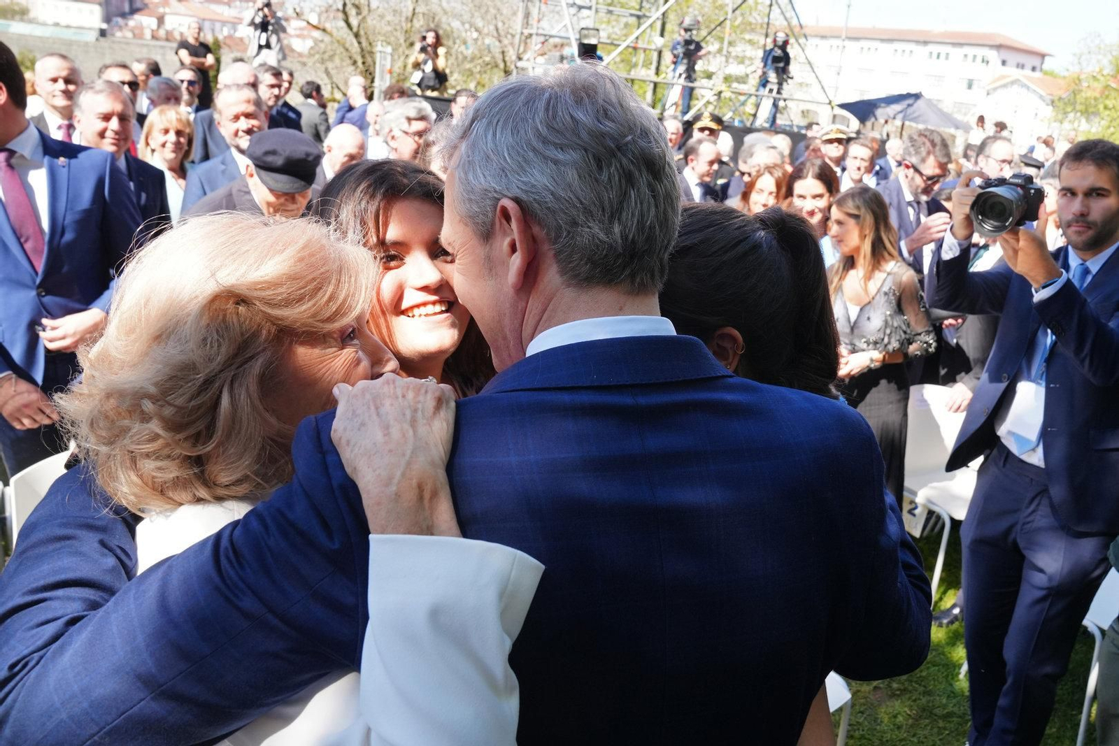 El presidente de la Xunta de Galicia, Alfonso Rueda, junto a su familia, durante el acto de su toma de posesión.