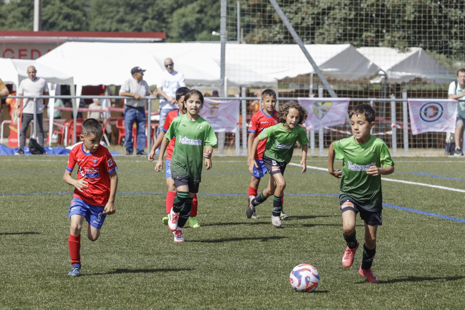A toda velocidad a por el balón