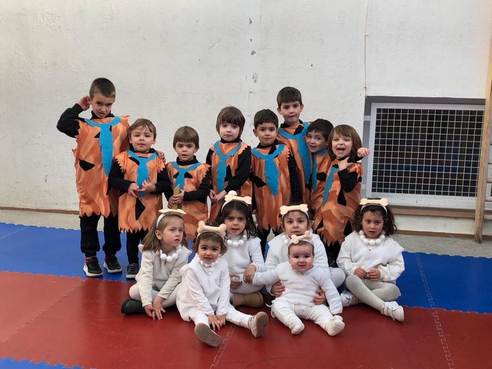 Desfile infantil en Vilariño de Conso acompañados por los Bolechas