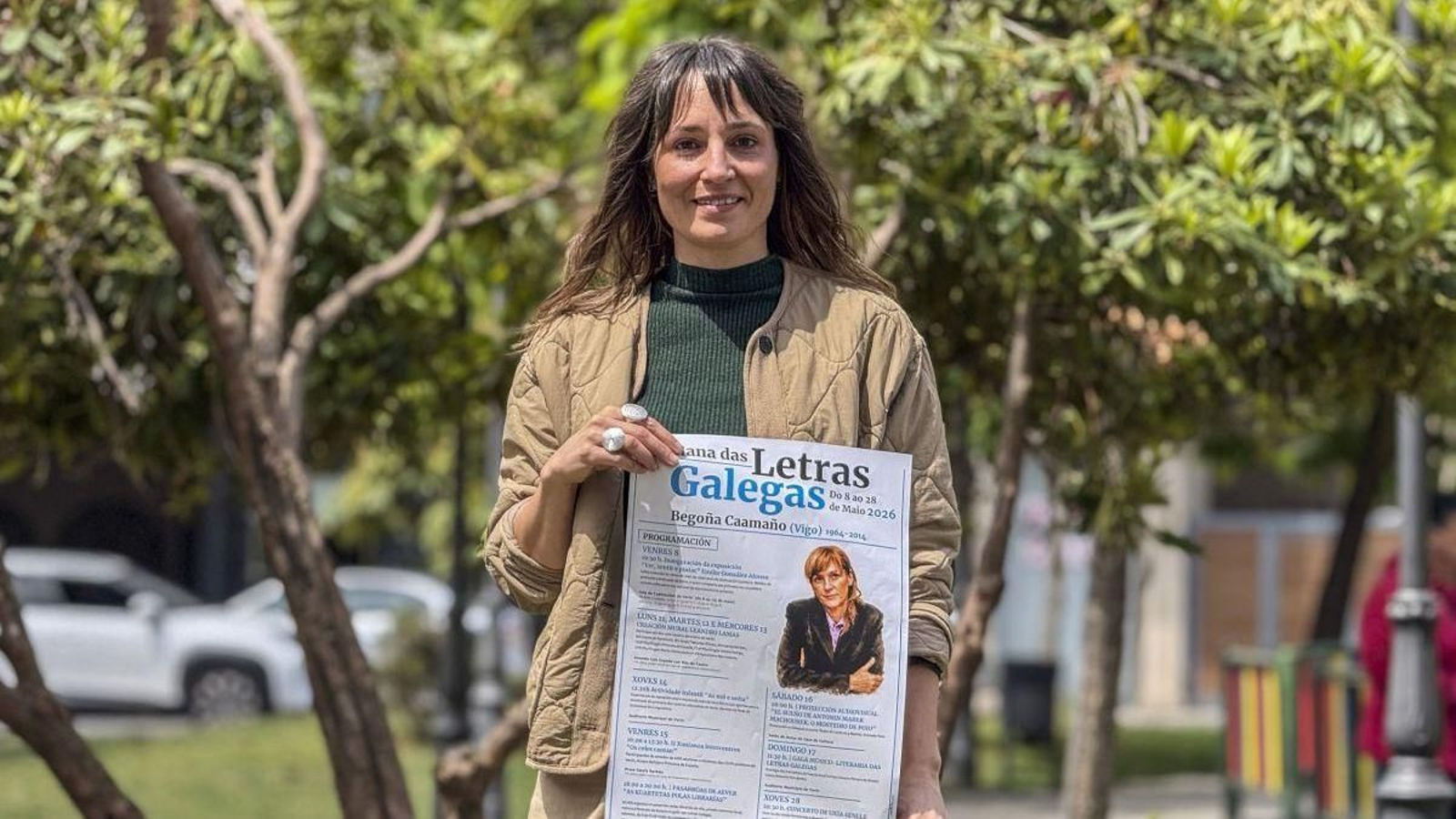 Samanta Barreira, concelleira de Cultura, Festexos e Turismo de Verín, co cartaz da Semana das Letras Galegas.