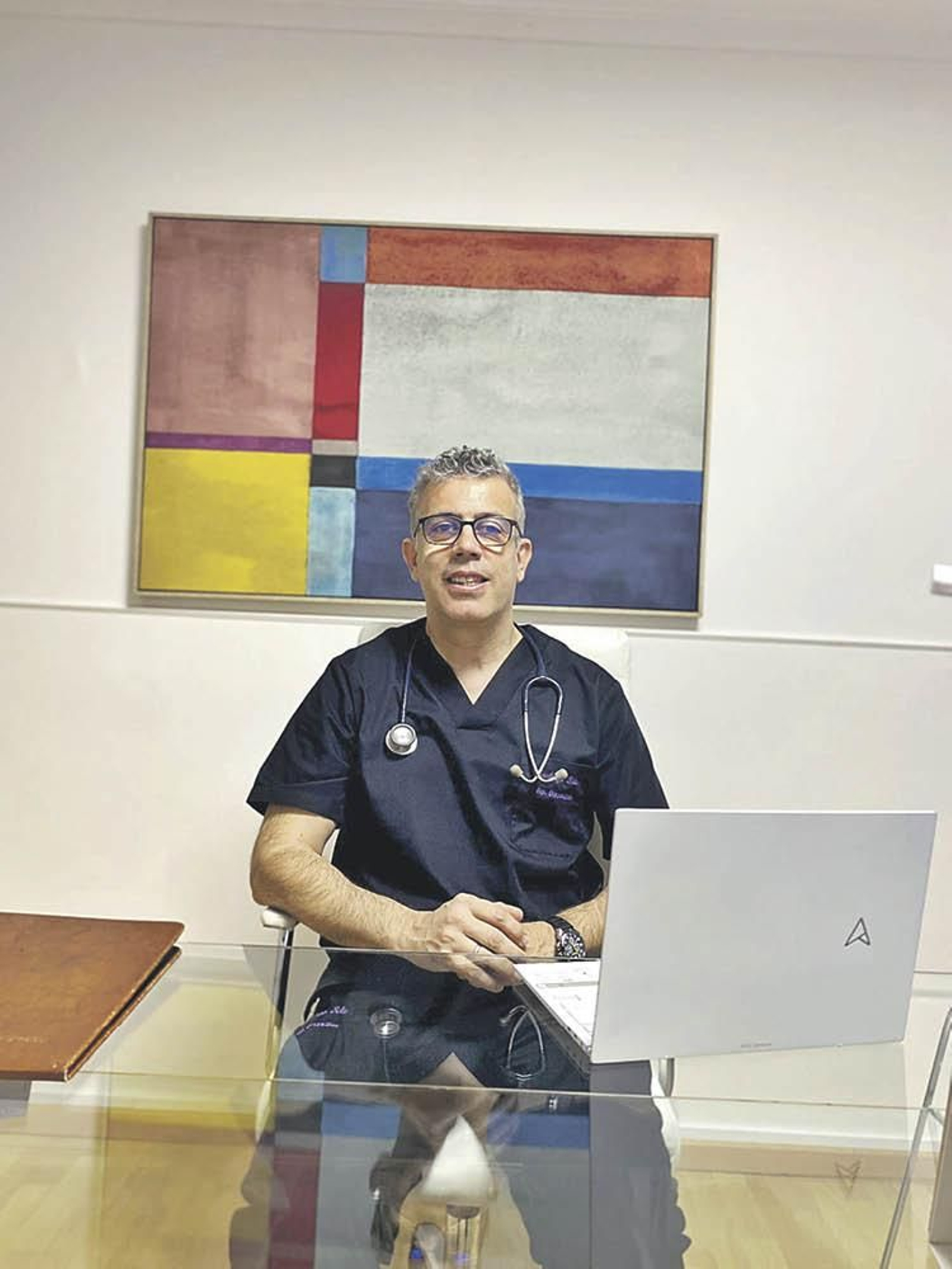 O doutor Santiago Soto, na súa consulta médica.