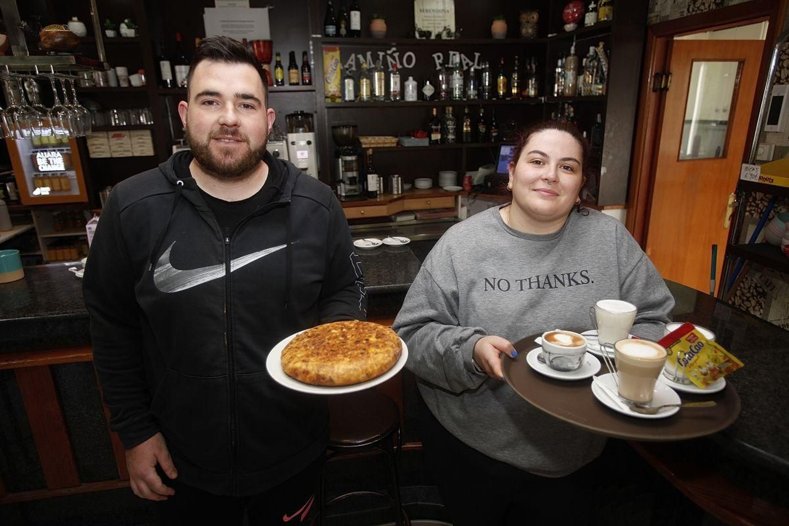 Cristian y Raquel posan en el bar Camiño Real. MIGUEL ÁNGEL