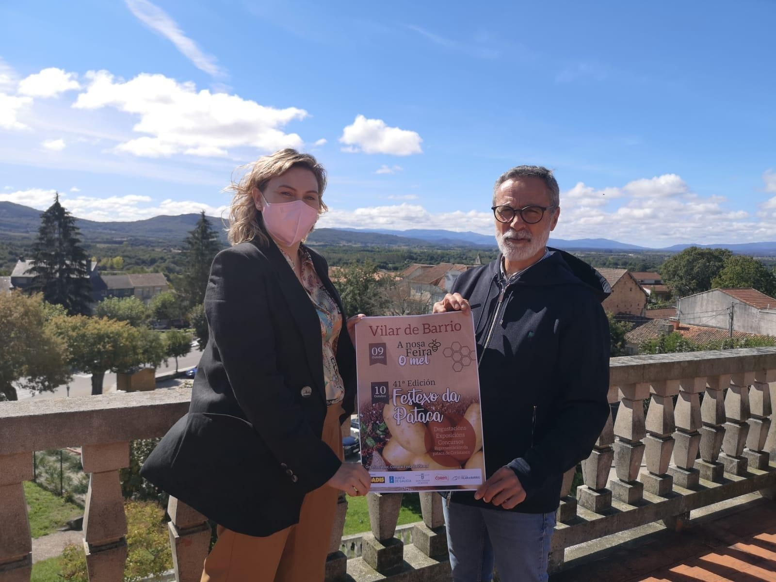 Emma González y Manuel Conde con el cartel de la fiesta.