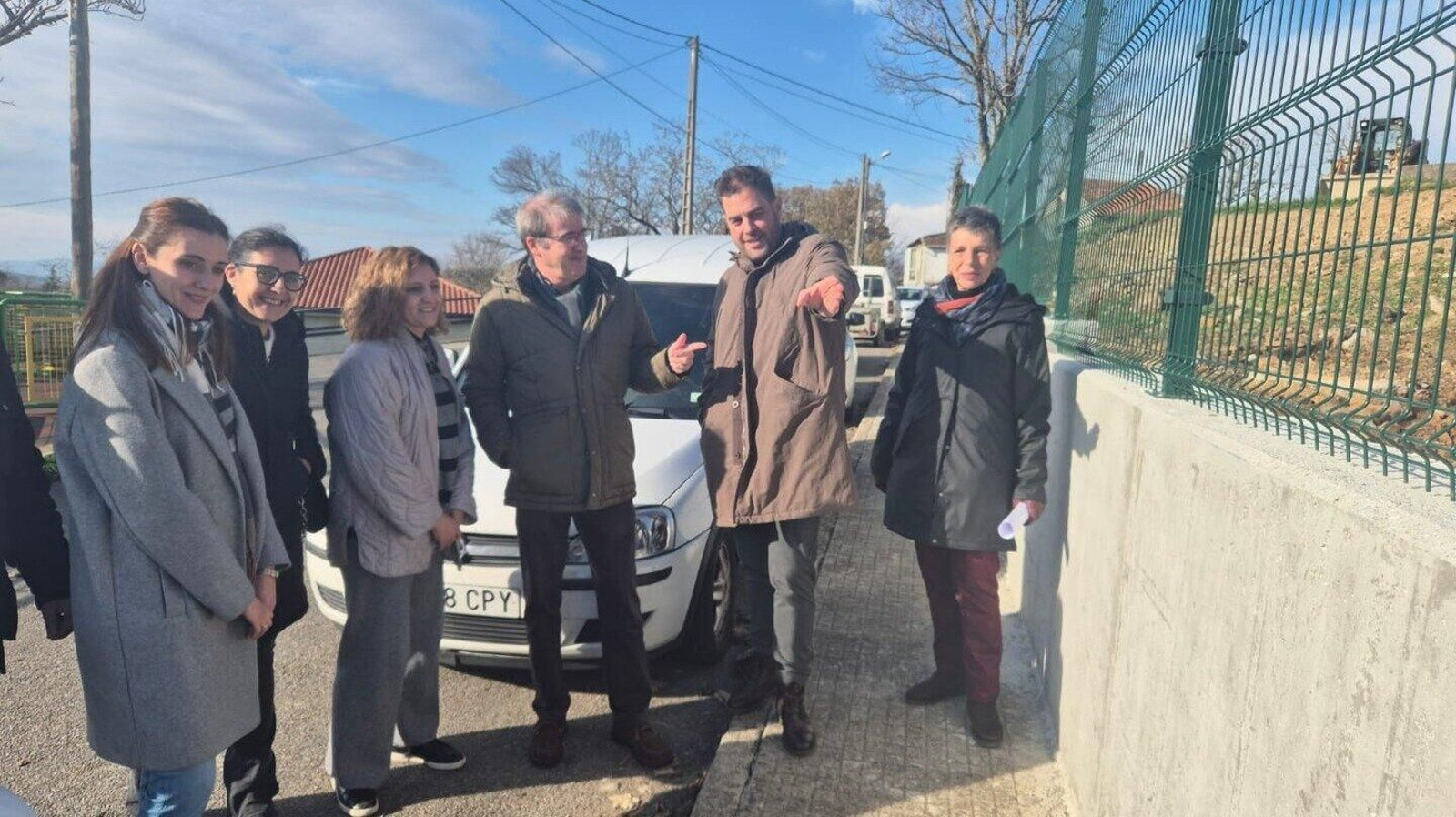 Adriana Álvarez, Tamara Balboa, Eva Pérez, Manuel Pardo, Jorge Rubén Sampedro y Marina Lovelace, este viernes en el colegio de Vilardevós.