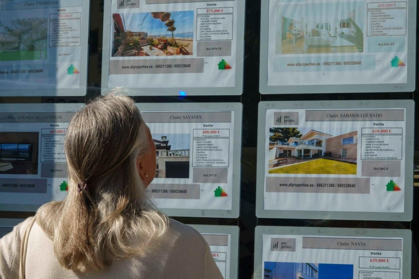 Una mujer observa los anuncios de una inmobiliaria en Vigo.