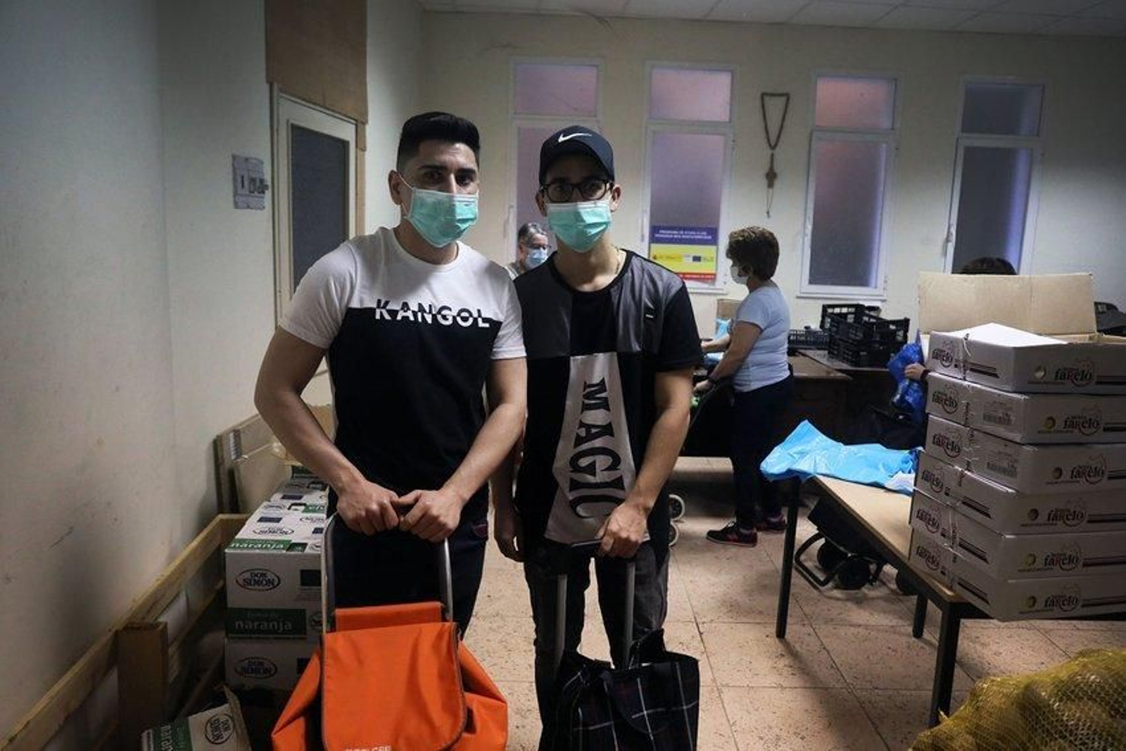 50 familias recogen alimentos en la parroquia de Santa Eufemia. Josban y Jasman Aguiar. José Paz