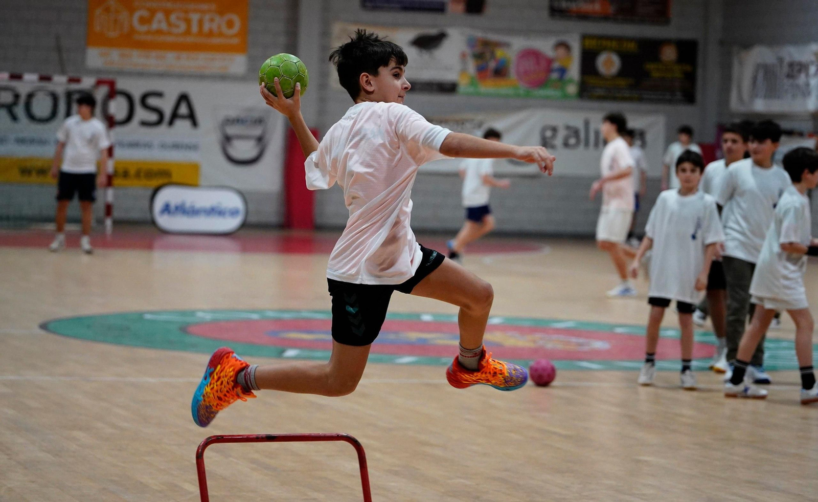 Galería | Chapela acoge un entrenamiento multigeneracional de balonmano