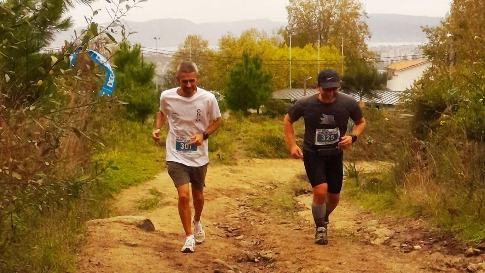 Dous dos participantes atravesan o repeito fina do trail curto disputado onte en Fragoselo.