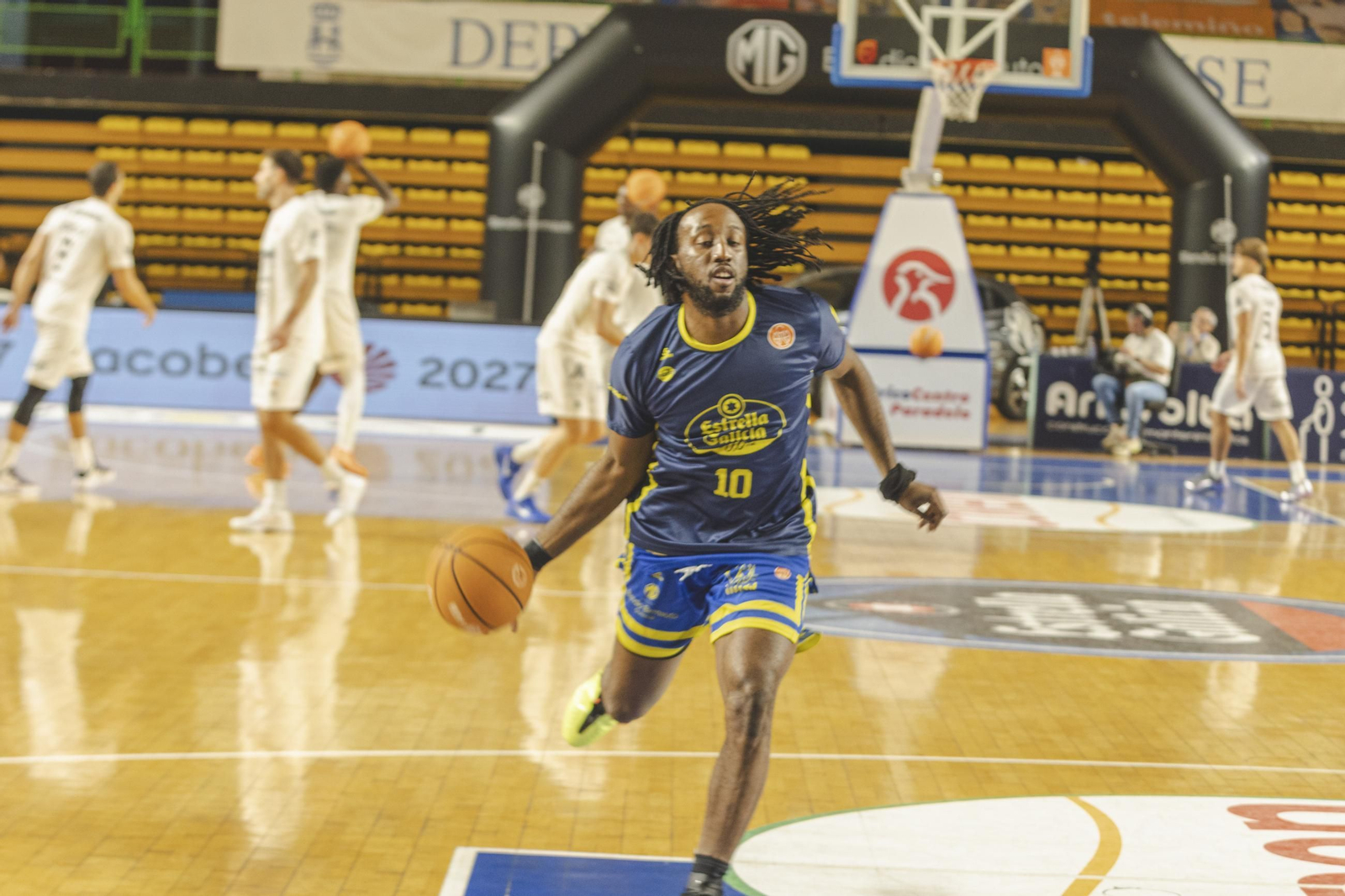Galería | El COB asusta los fantasmas en Samaín y logra la victoria ante el Fibwi