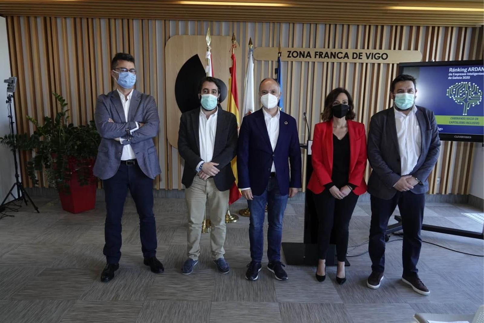 Xosé Vázquez, Pablo Rodríguez, David Regades, Susana Lama y Adrián Carril, ayer en la presentación.