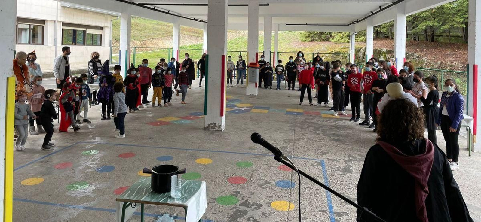 Mariñamansa. Cantándolle ó Samaín en lingua de signos.