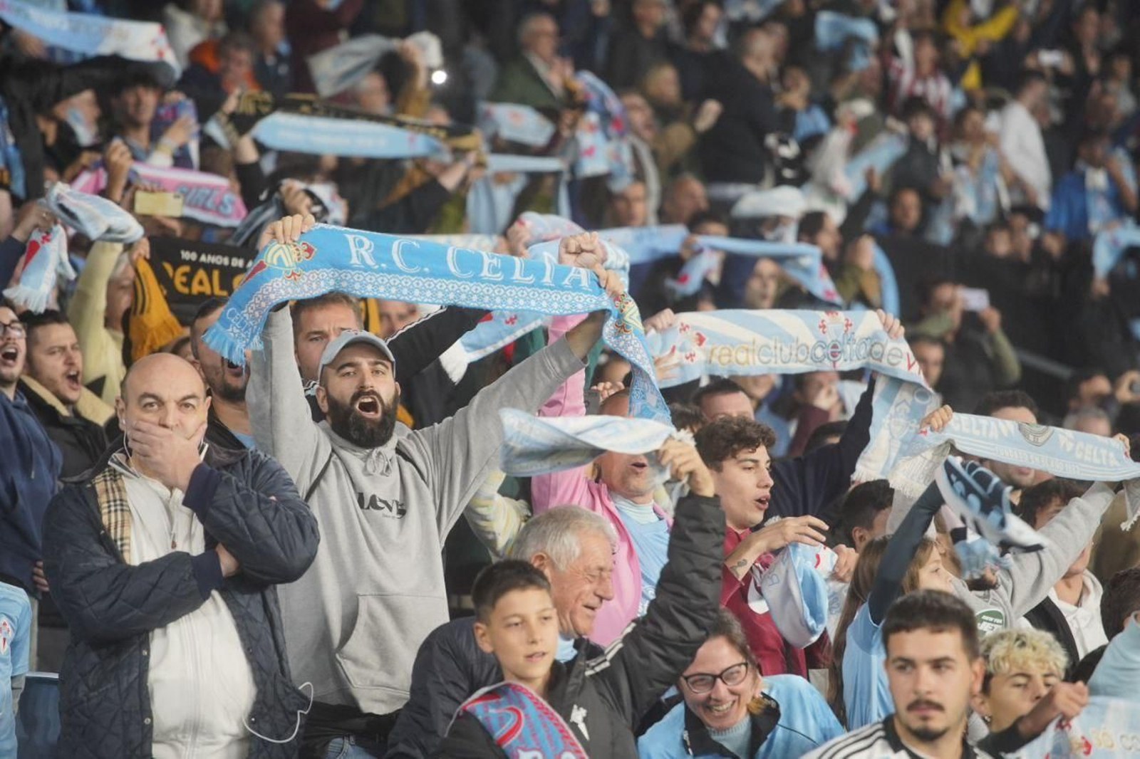 Partido entre el Celta y el Atlético de Madrid. // J.V. Landín
